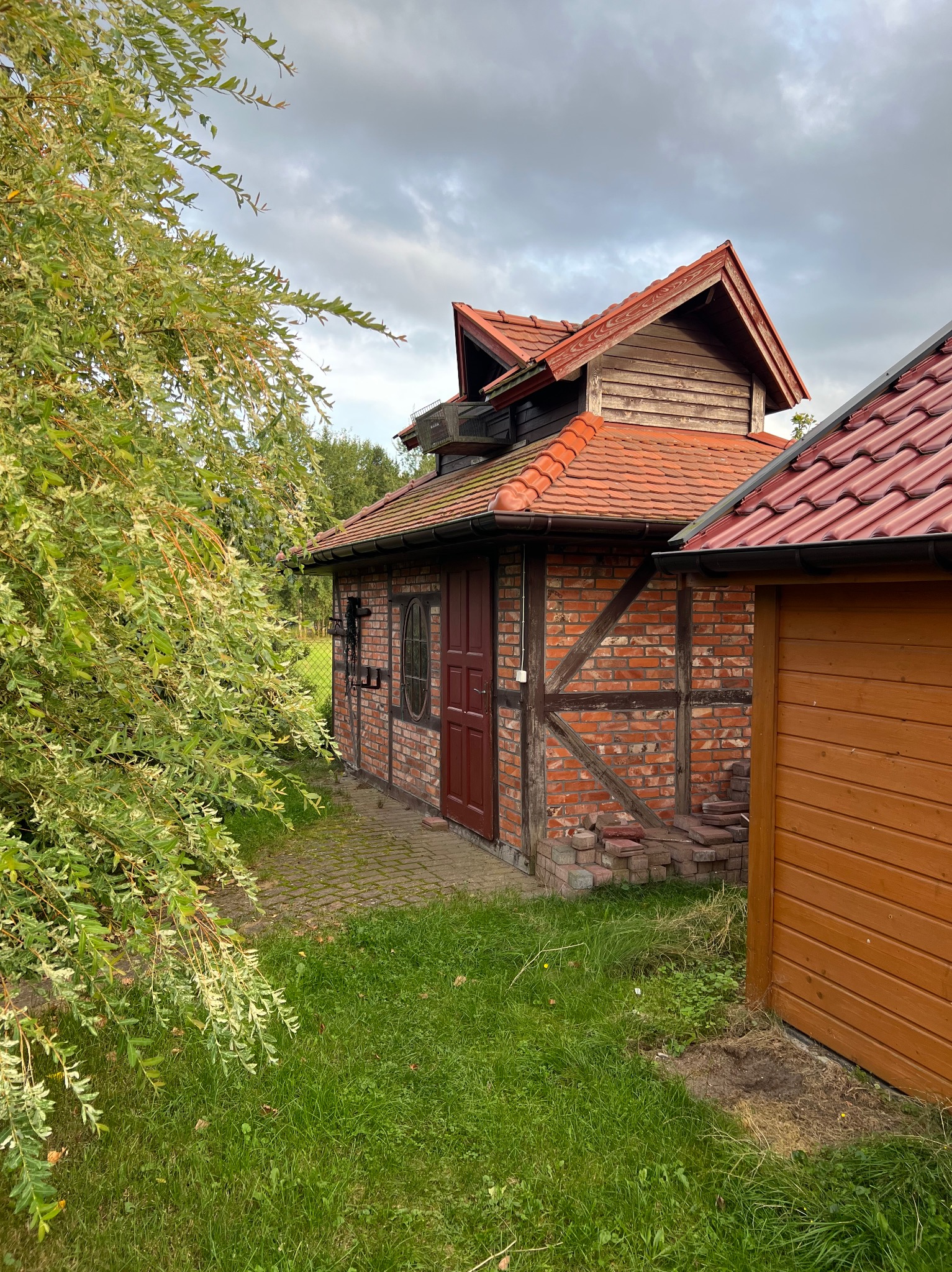 Kuchnia letniskowa budowana materiałami z odzysku