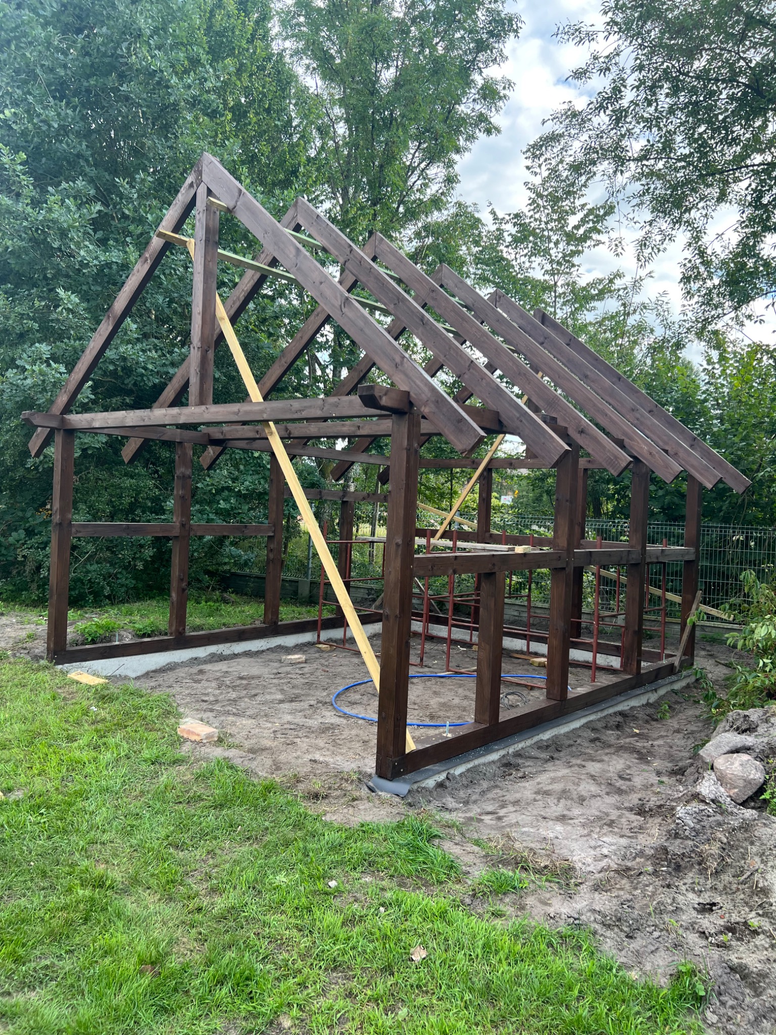 Kuchnia letniskowa dla myśliwego wypełniana będzie cegła