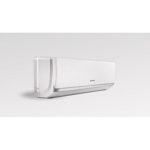 Biała jednostka wewnętrzna klimatyzatora Mitsubishi zawieszona na białej ścianie, widoczna z boku.