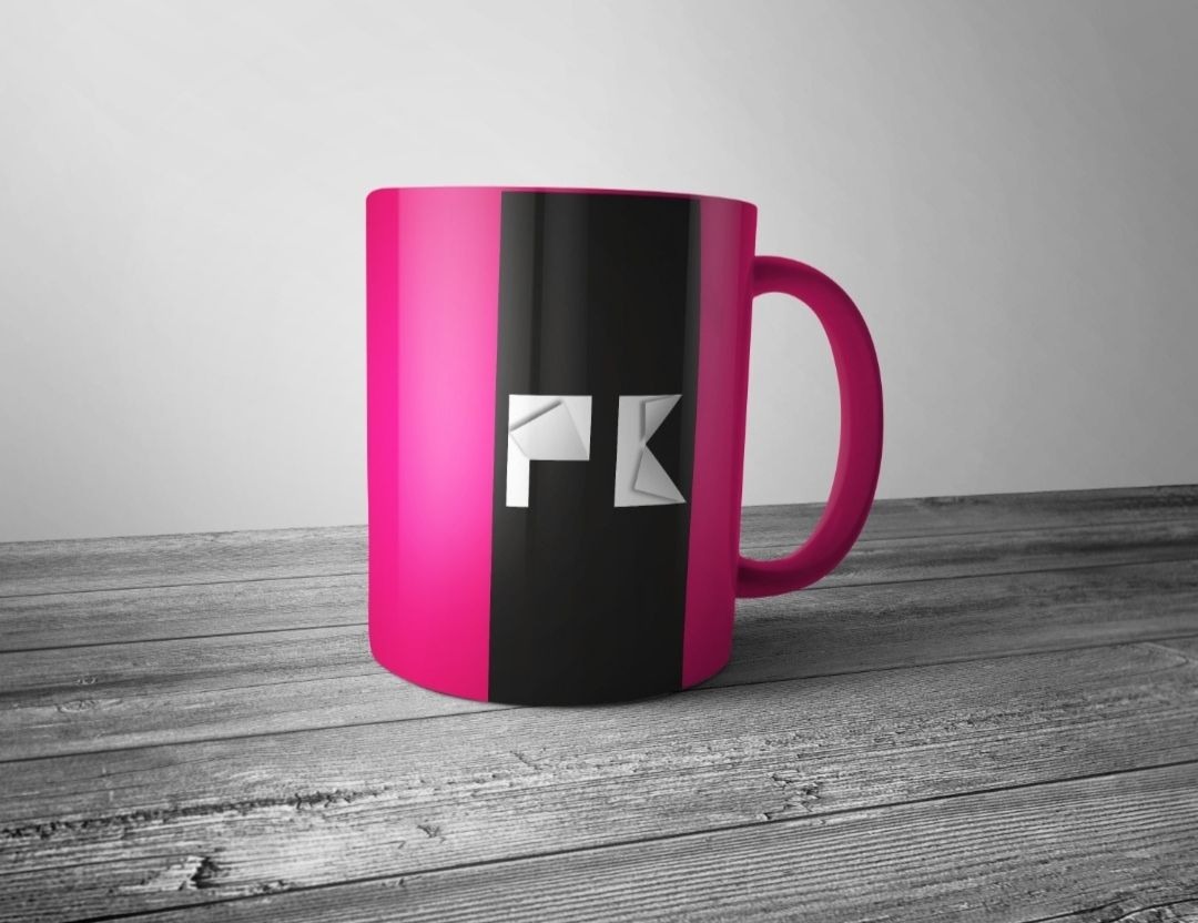 Różowo-czarny kubek z białym logo 'FK' na drewnianym stole z efektem monochromatycznym, prezentacja produktu.