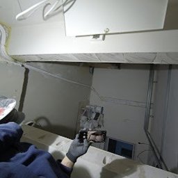 Usługi budowlano remontowe Maciej Wieczorski - bruzdowanie w wylewce i układanie rurek miedzianych miedzy jednostką zewnętrzną, a wewnętrzną.