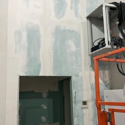 ścianka działowa z gk na stelażu, wraz z otworem drzwiowym.