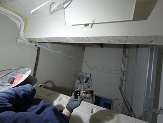 bruzdowanie w wylewce i układanie rurek miedzianych miedzy jednostką zewnętrzną, a wewnętrzną.