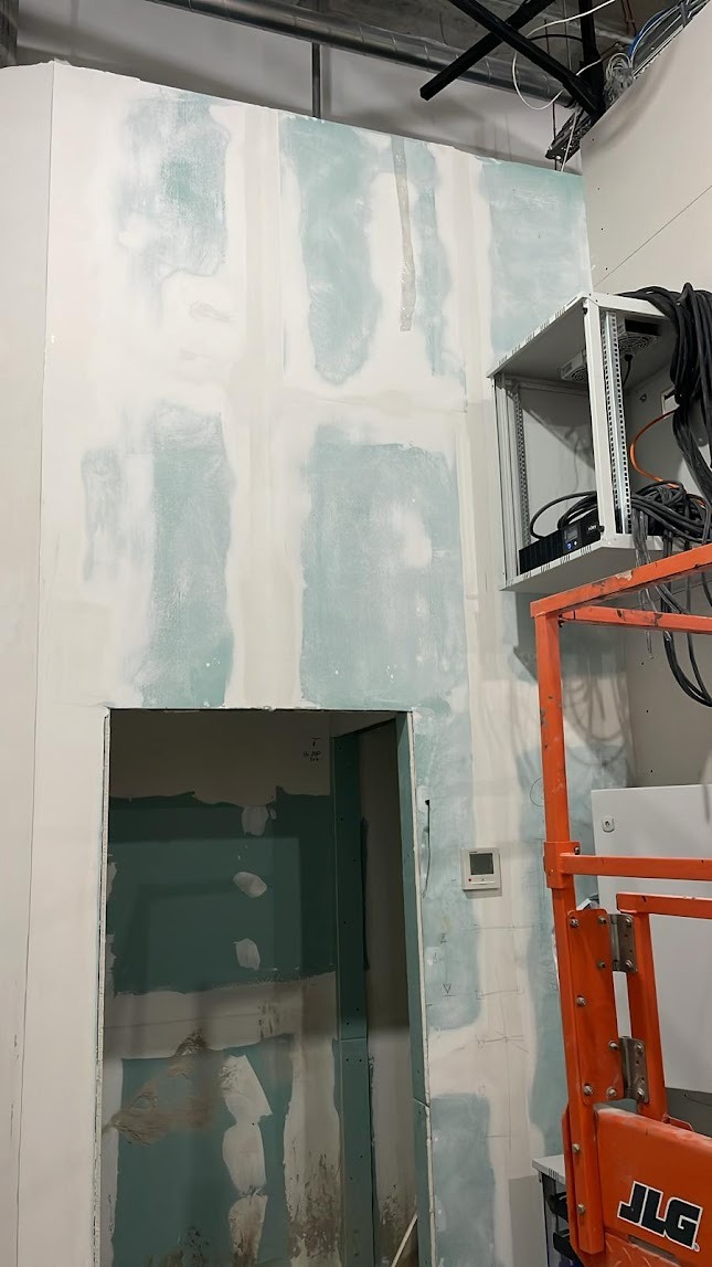 ścianka działowa z gk na stelażu, wraz z otworem drzwiowym.