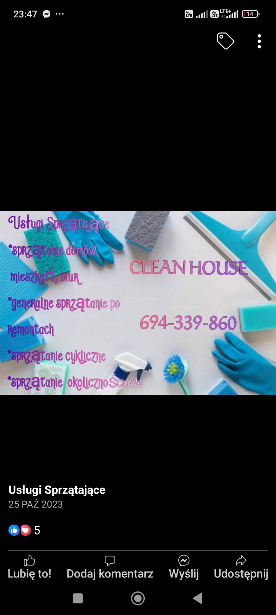 Aranżacja środków czystości: ściereczki, gąbki, spryskiwacz i gumowe rękawice, na białym tle, z naniesionym tekstem reklamowym i numerem telefonu.