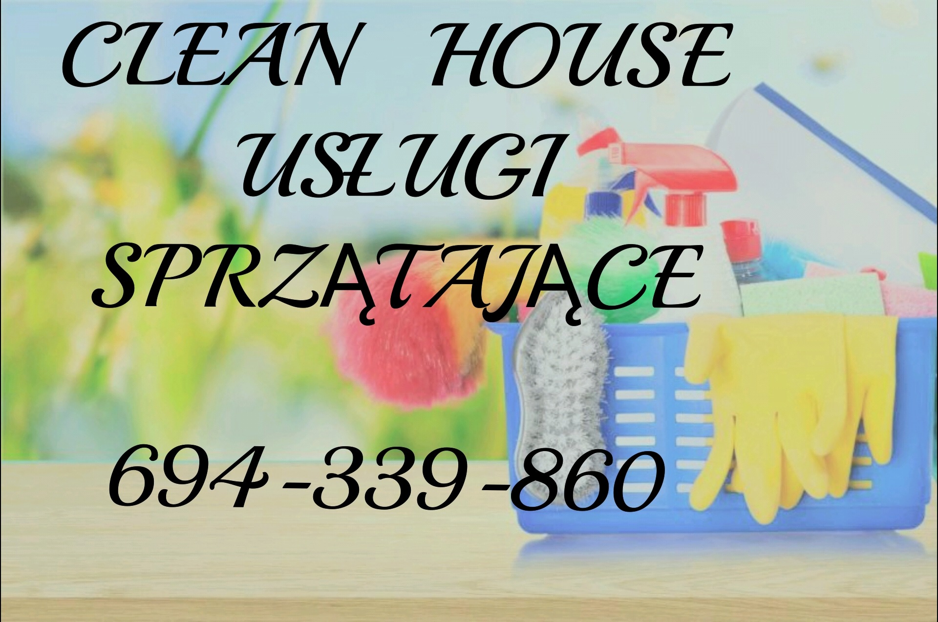Niebieski koszyk wypełniony środkami czystości, w tym butelki ze spryskiwaczem, gąbki, szczotki i żółte rękawice gumowe, na rozmytym tle z tekstem 'CLEAN HOUSE USŁUGI SPRZĄTAJĄCE' i numerem telefonu.