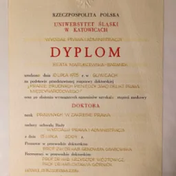 Skan dyplomu doktora nauk prawnych Beaty Maruszewskiej-Baranek z Uniwersytetu Śląskiego w Katowicach, wydanego w 2005 roku, z tytułem rozprawy doktorskiej dotyczącym prania brudnych pieniędzy jako...
