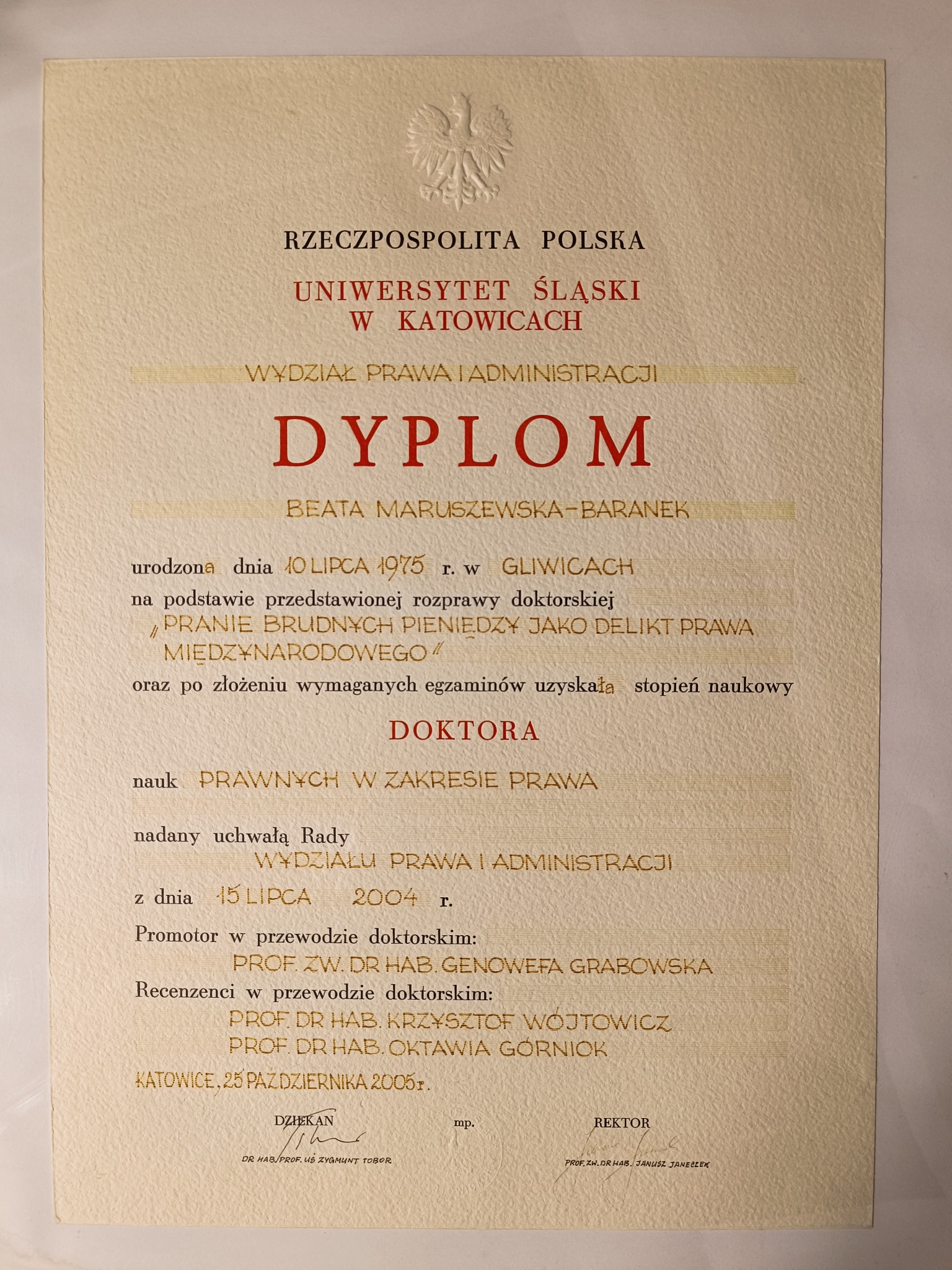 Skan dyplomu doktora nauk prawnych Beaty Maruszewskiej-Baranek z Uniwersytetu Śląskiego w Katowicach, wydanego w 2005 roku, z tytułem rozprawy doktorskiej dotyczącym prania brudnych pieniędzy jako...
