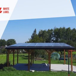 Drewniany carport wyposażony w system fotowoltaiczny 