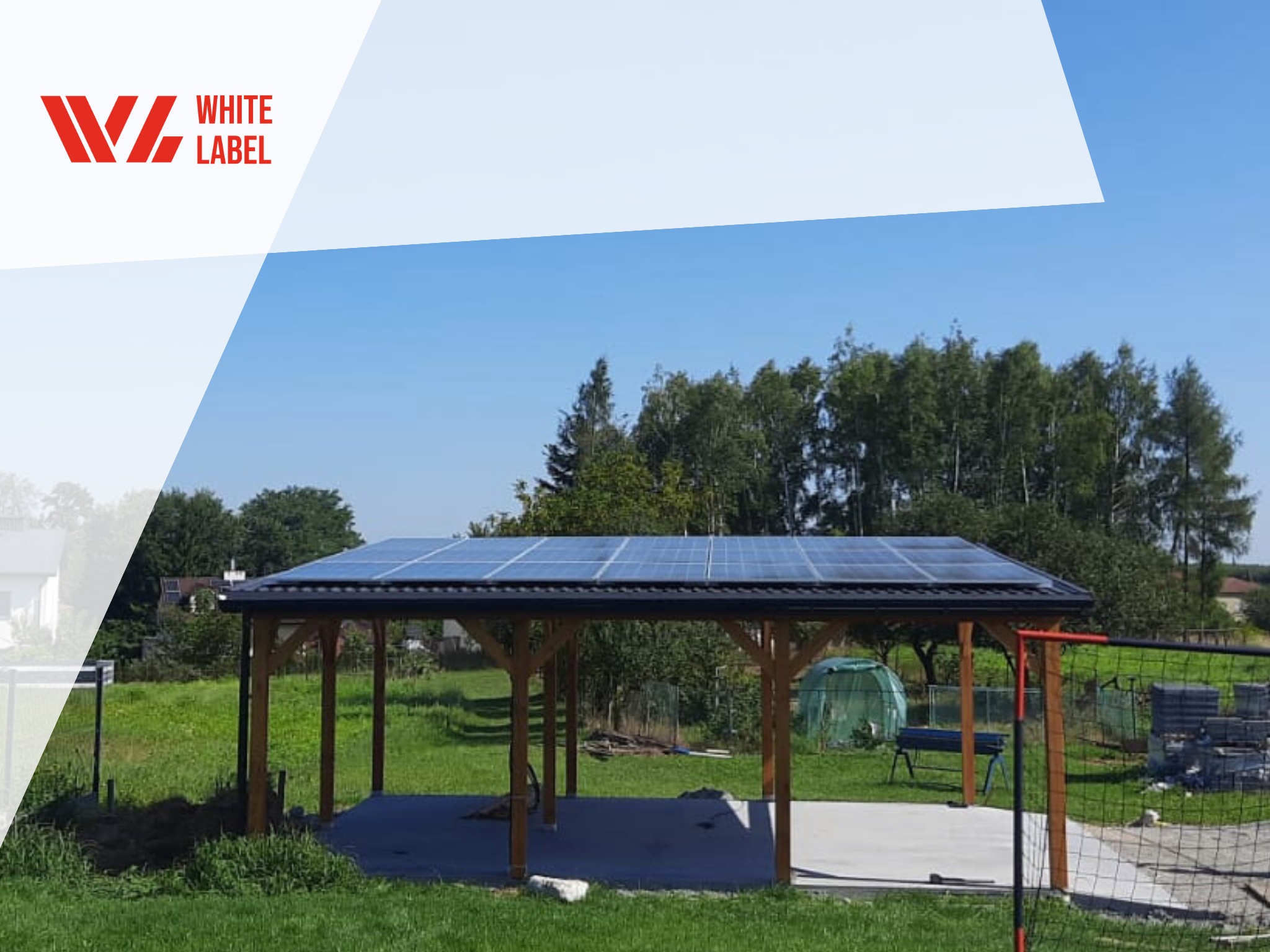 Drewniany carport wyposażony w system fotowoltaiczny