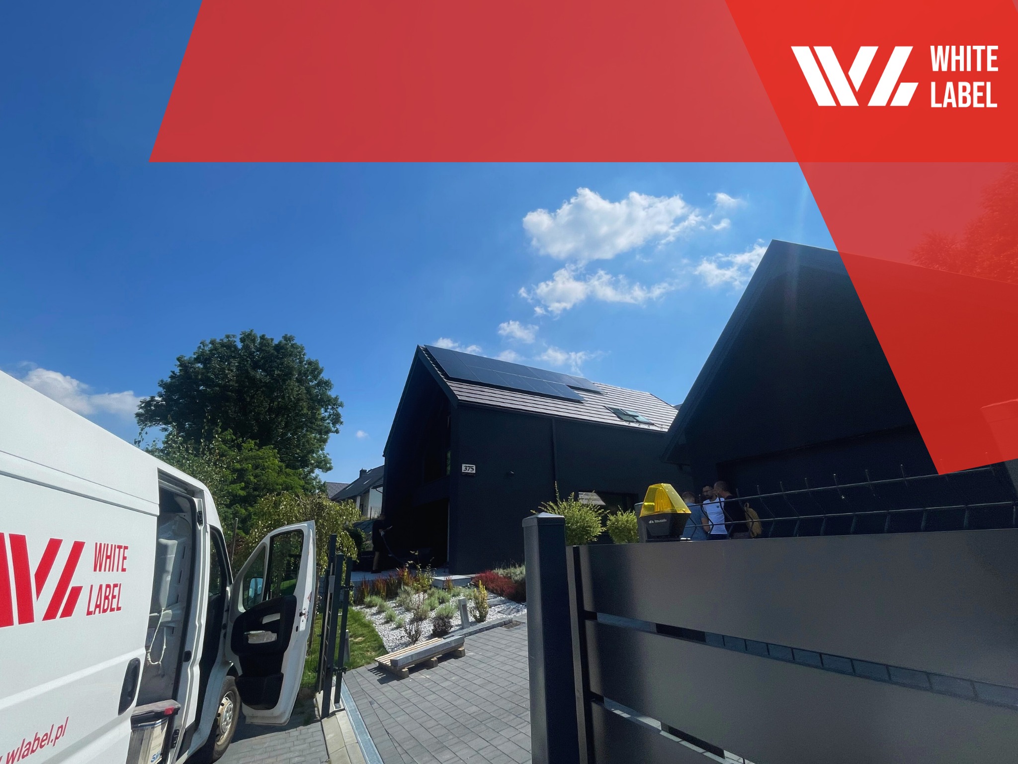 Instalacja fullblack wyposażona w moduły bifacialne