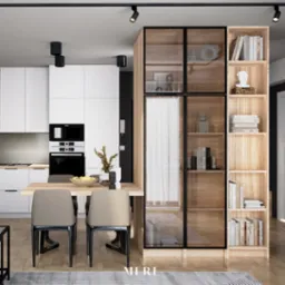 Nowoczesna kuchnia z białymi szafkami, drewnianym stołem i krzesłami w kolorze taupe, oraz regałem z przeszklonymi drzwiami i otwartymi p&oacute;łkami, oświetlona czarnymi reflektorami punktowymi.