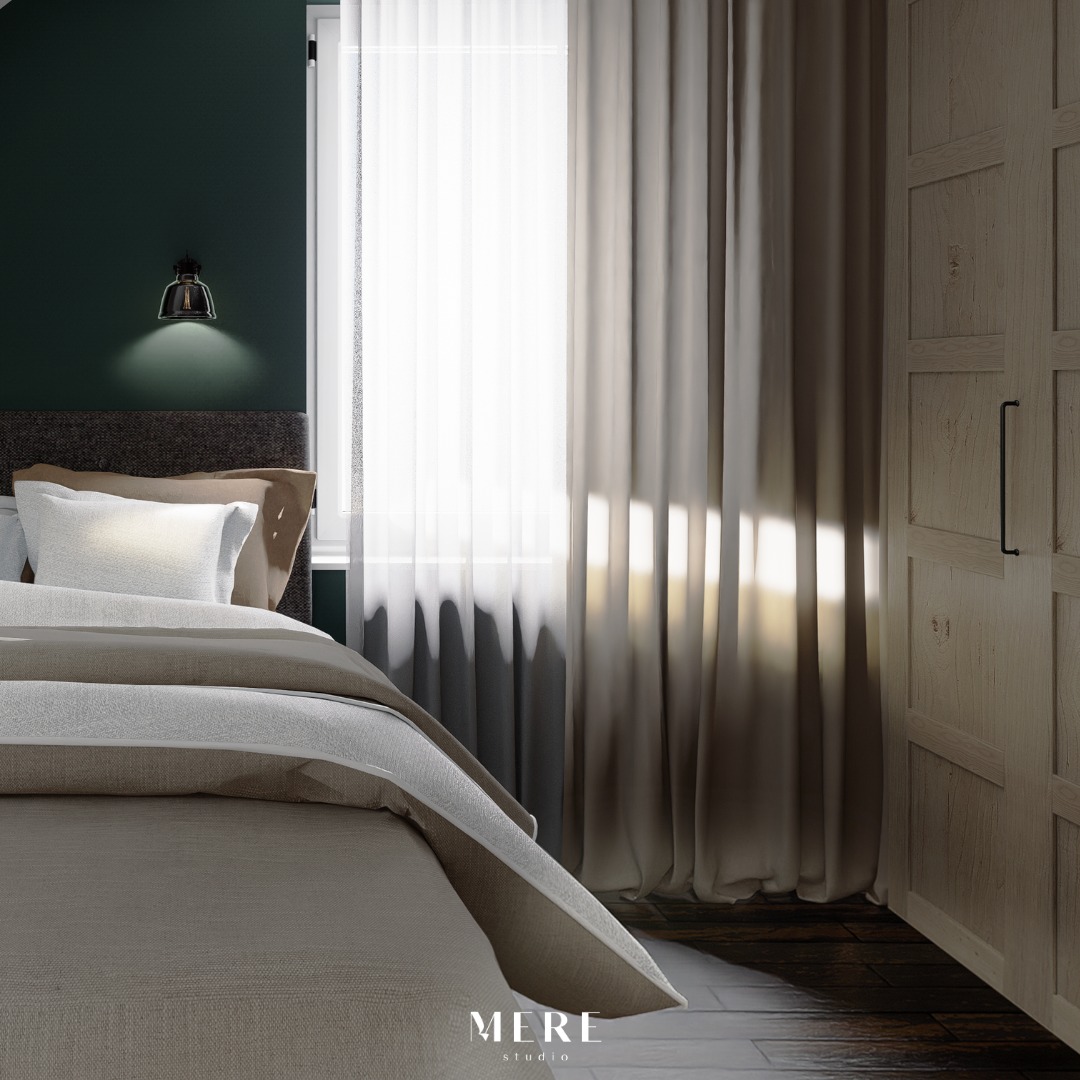 Nowoczesna sypialnia z ciemnozieloną ścianą, beżową pościelą, zasłonami w odcieniach szarości i beżu oraz drewnianą szafą z panelem dekoracyjnym i czarnym uchwytem.