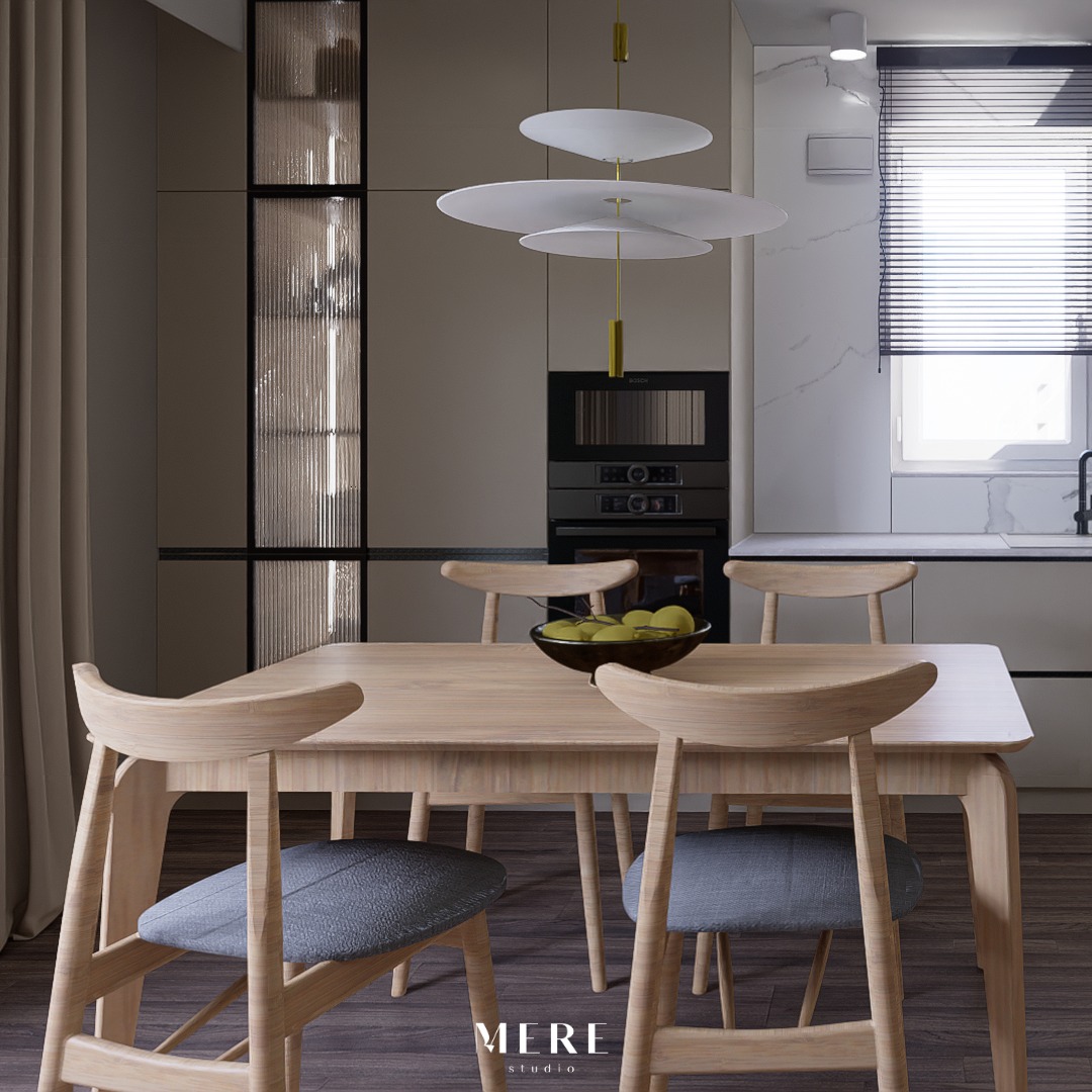 Wizualizacja jadalni w minimalistycznym stylu, z drewnianym stołem, krzesłami z szarymi poduszkami i owocami w misce na blacie, na tle zabudowy kuchennej z piekarnikiem i oknem z żaluzjami.