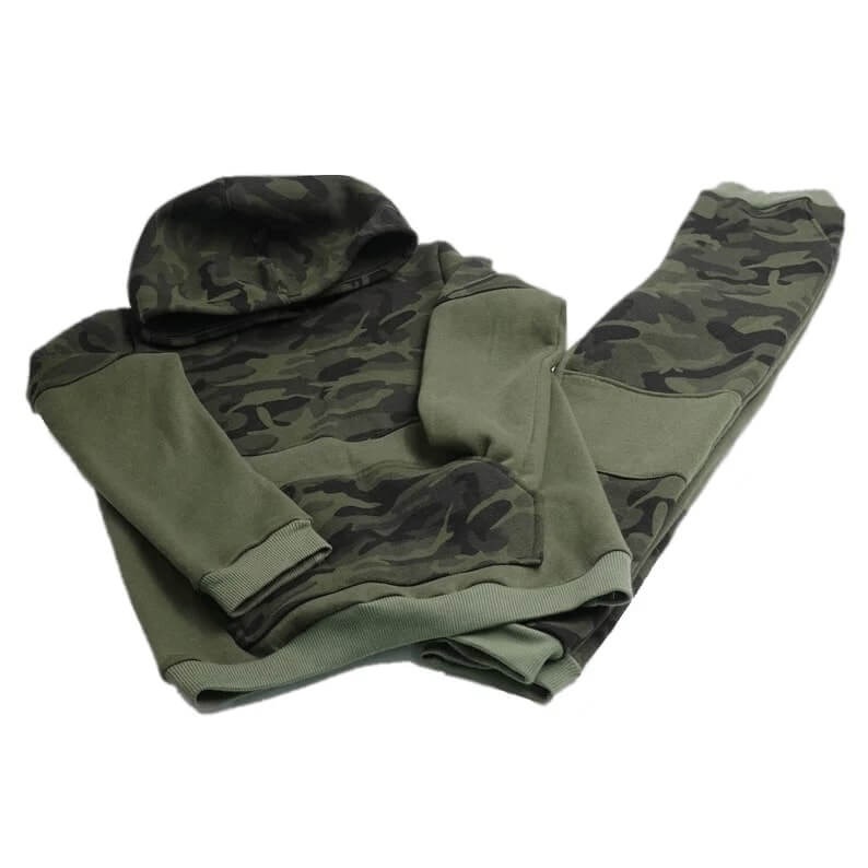 Dres męski z kapturem w odcieniach zieleni i kamuflażu, bluza z kieszenią kangurką i spodnie dresowe, leżące na białym tle.