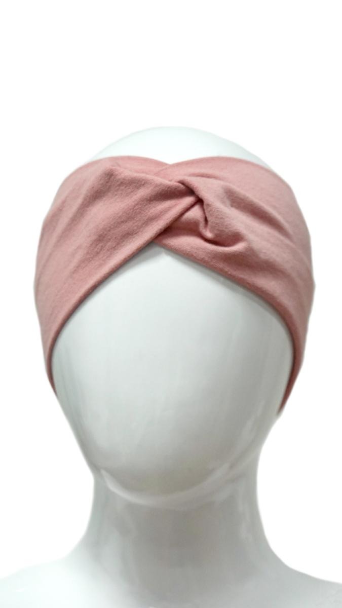 Różowa opaska na głowę z supłem, prezentowana na białym manekinie, na jasnym tle.