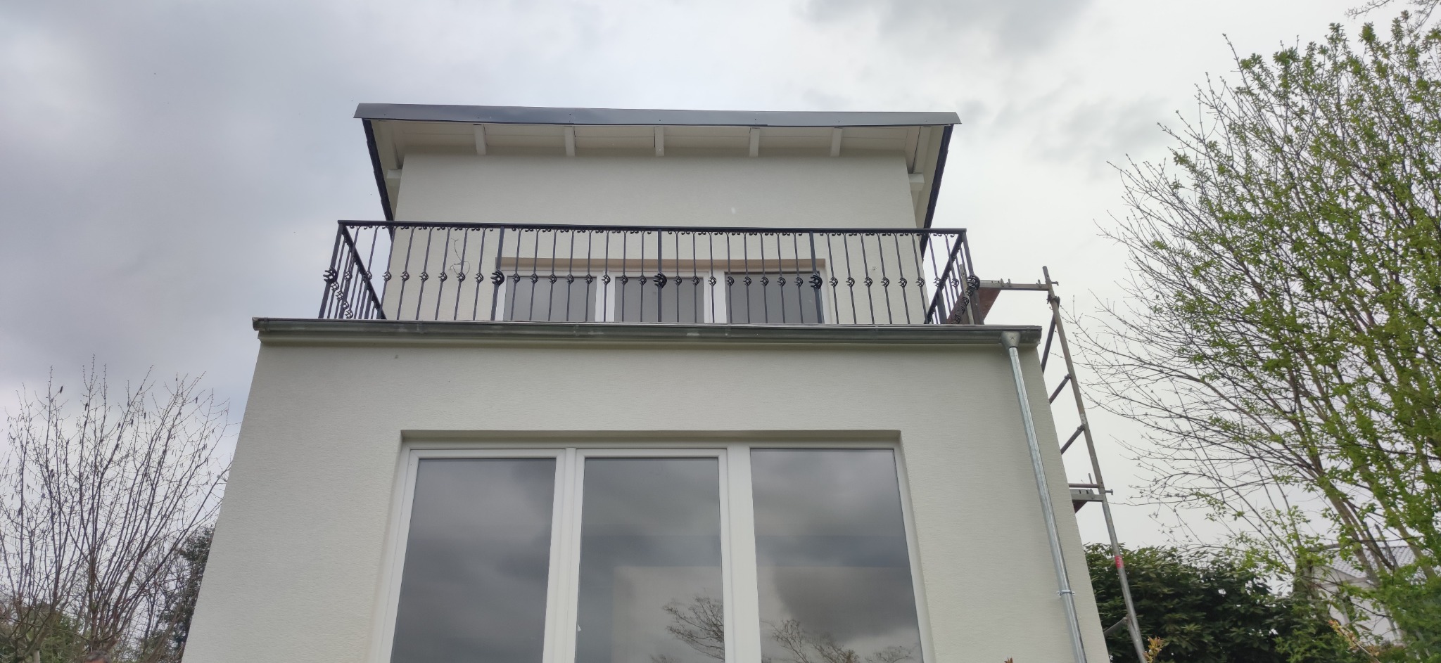 Wykonana elewacja ,balustrada , orynowanie