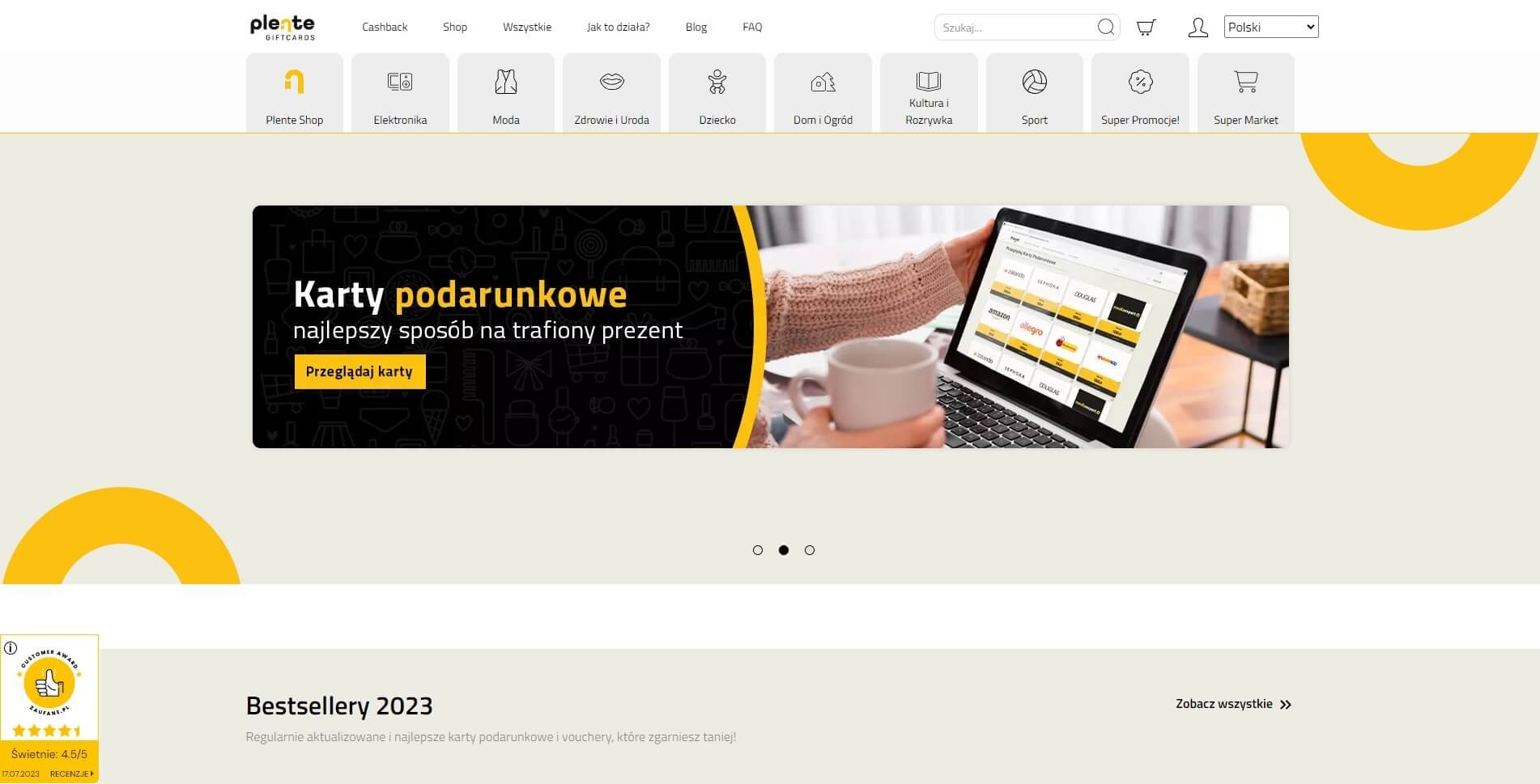 Strona internetowa plente.com wyświetlana na laptopie, obok biały kubek, prezentacja kart podarunkowych.