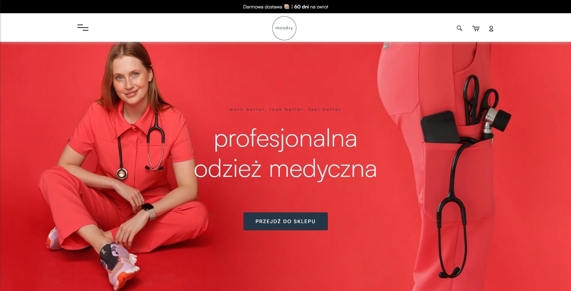 Kobieta w koralowej odzieży medycznej, siedząca na podłodze, ze stetoskopem na szyi, prezentuje ofertę sklepu internetowego mymoodsy.com z profesjonalną odzieżą medyczną. Kieszeń spodni wypełniona...