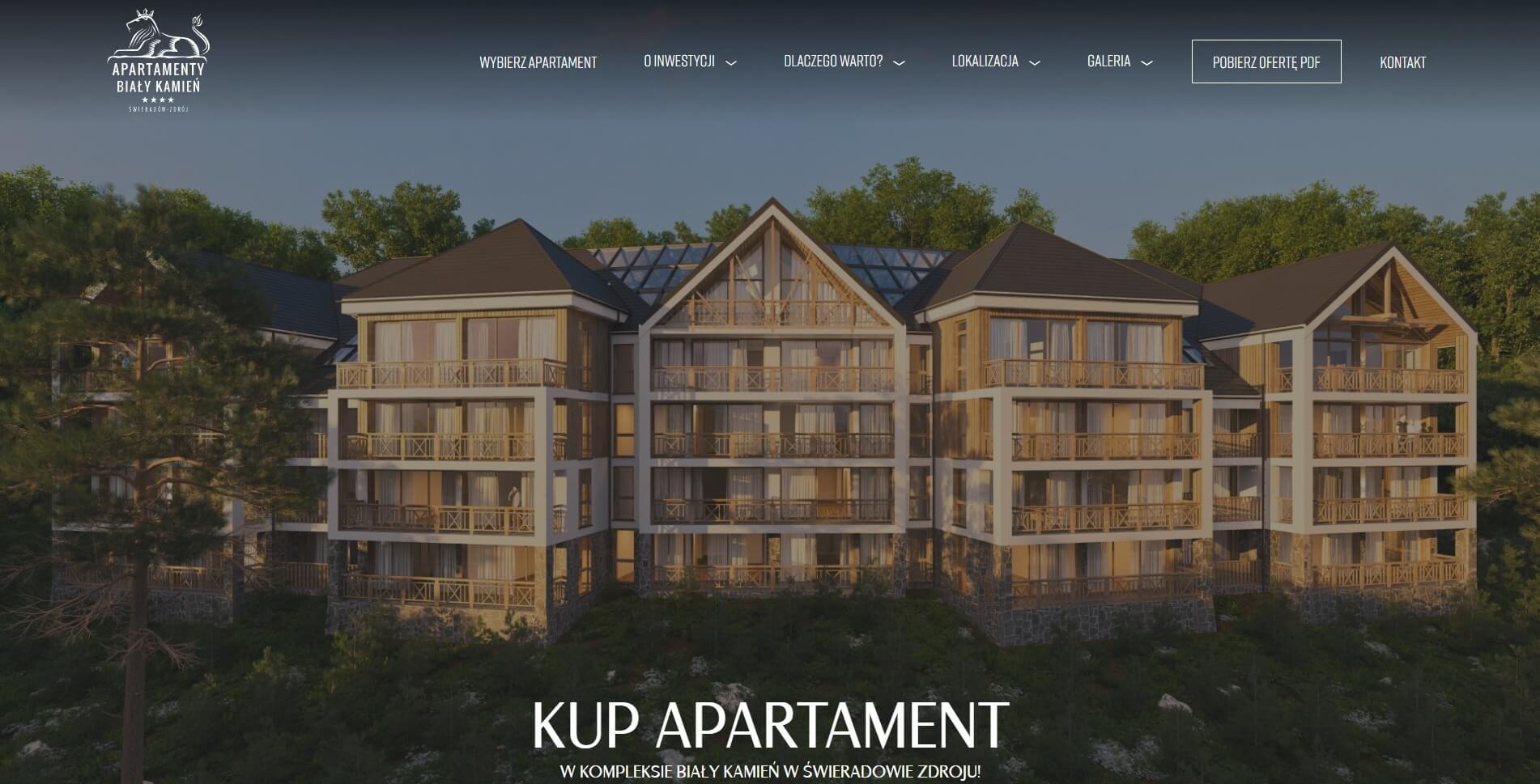 Strona internetowa apartamentów Biały Kamień w Świeradowie Zdroju z widokiem na budynek apartamentowca z drewnianymi balkonami i przeszklonym dachem.
