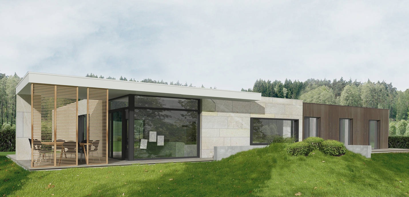 Wizualizacja parterowego domu jednorodzinnego z elementami drewnianymi, dużymi przeszkleniami i elewacją z jasnego kamienia, otoczonego zielonym trawnikiem i drzewami.