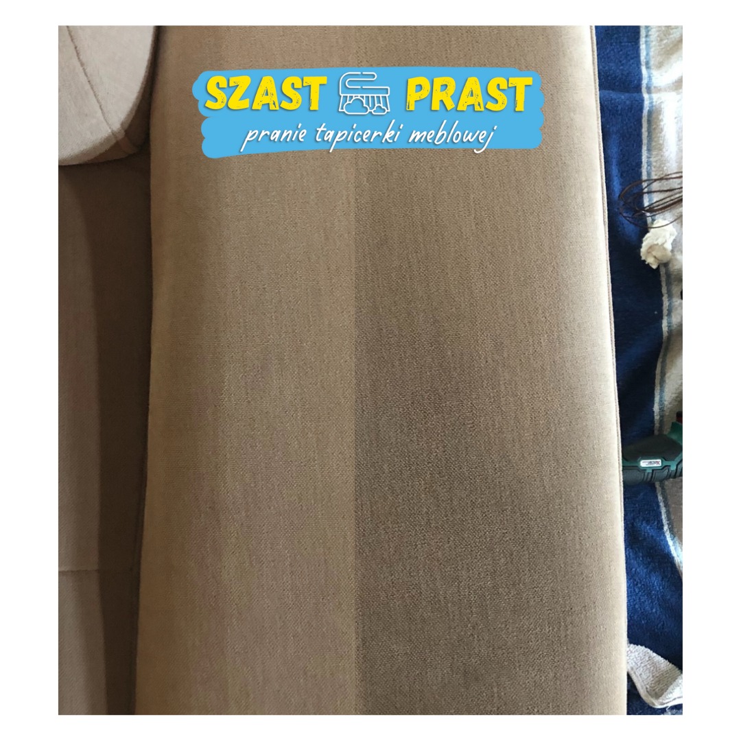 Fragment sofy w odcieniach beżu, widoczna wyraźna różnica w czystości tapicerki po profesjonalnym czyszczeniu, z lewej strony obszar wyczyszczony, z prawej przed czyszczeniem, na tle niebieski...