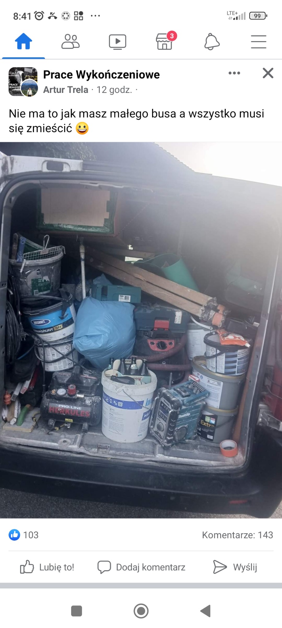 Wnętrze busa wypełnione wiadrami z farbą, narzędziami i sprzętem budowlanym, w tym kompresorem Pro-Line Herkules i radiem Makita, sugerujące przygotowania do prac wykończeniowych.