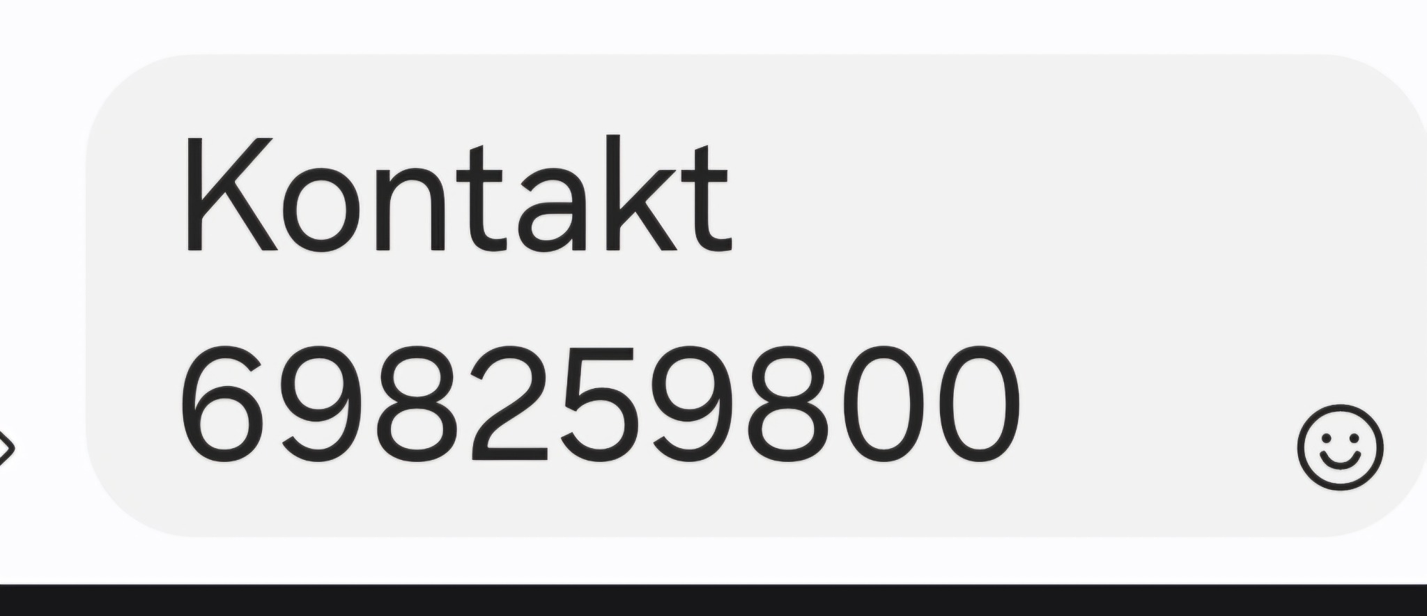 Ekran smartfona z wyświetlonym numerem telefonu 698259800 i napisem Kontakt w czcionce sans-serif na białym tle, z ikoną uśmiechniętej buźki.