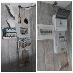 RK-ELEKTROBUD Radosław Kotliński - Rozdzielnica elektryczna z bezpiecznikami, licznikiem energii i przewodami, zamontowana na ścianie z tapetą imitującą drewno, widoczne uszkodzenia ściany.