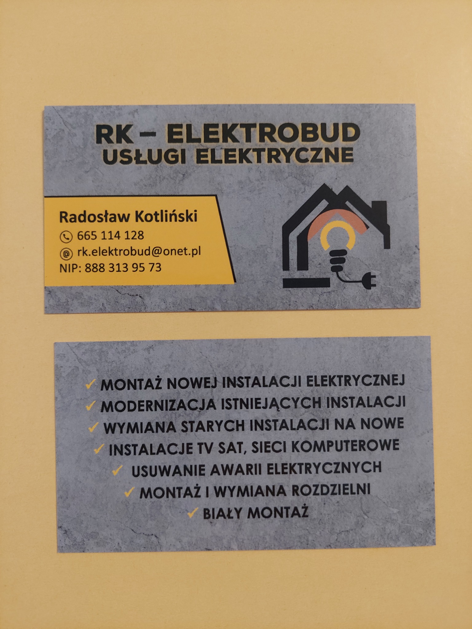 Dwie wizytówki firmy RK-Elektrobud oferującej usługi elektryczne, w tym montaż nowej instalacji, modernizację, wymianę, instalacje TV SAT, usuwanie awarii, montaż i wymianę rozdzielni oraz biały...