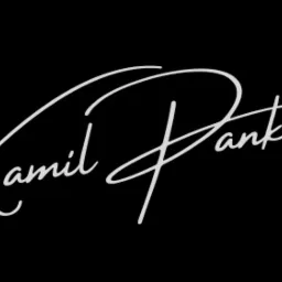 Elegancki, odręczny podpis 'Kamil Pankowski' w białym kolorze na czarnym tle. Minimalistyczny design, imitujący autograf.