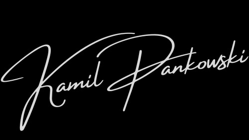 Elegancki, odręczny podpis 'Kamil Pankowski' w białym kolorze na czarnym tle. Minimalistyczny design, imitujący autograf.