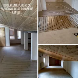 Montaż paneli podłogowych na poddaszu, widoczne etapy prac: ułożona izolacja, rozłożone panele, drewniana boazeria na skośnym suficie, białe ściany i kolumny, drzwi z surowego drewna.