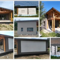 Dom jednorodzinny w trakcie wykańczania elewacji w Bisztynku-Kolonii, widoczne fragmenty ocieplenia, szare tynki i drewniana konstrukcja zadaszenia tarasu.