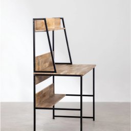 Proste Formy Anna Wojtyłko - Biurko z drewna i czarnego metalu w minimalistycznym stylu, z dodatkowymi półkami i segmentem nad blatem, na jasnym tle.