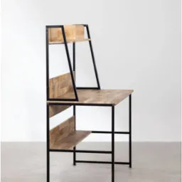 Biurko z drewna i czarnego metalu w minimalistycznym stylu, z dodatkowymi półkami i segmentem nad blatem, na jasnym tle.