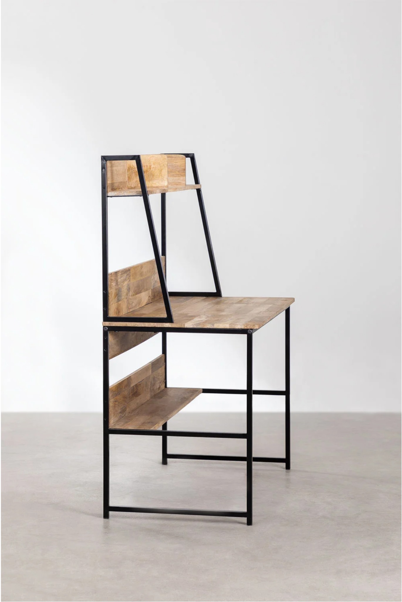 Biurko z drewna i czarnego metalu w minimalistycznym stylu, z dodatkowymi półkami i segmentem nad blatem, na jasnym tle.