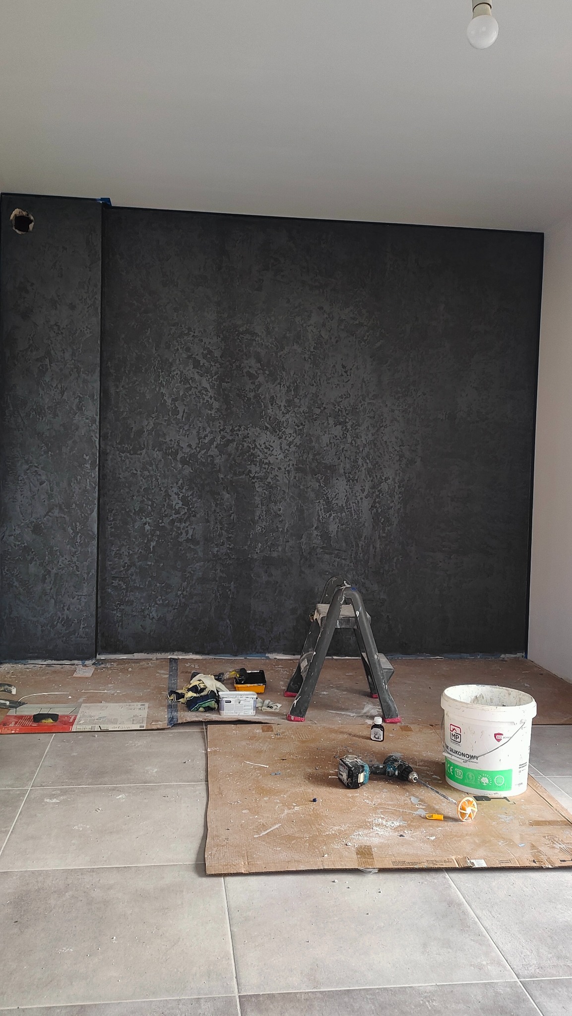 beton ozdobny polakierowany na kolor wulkaniczna czerń