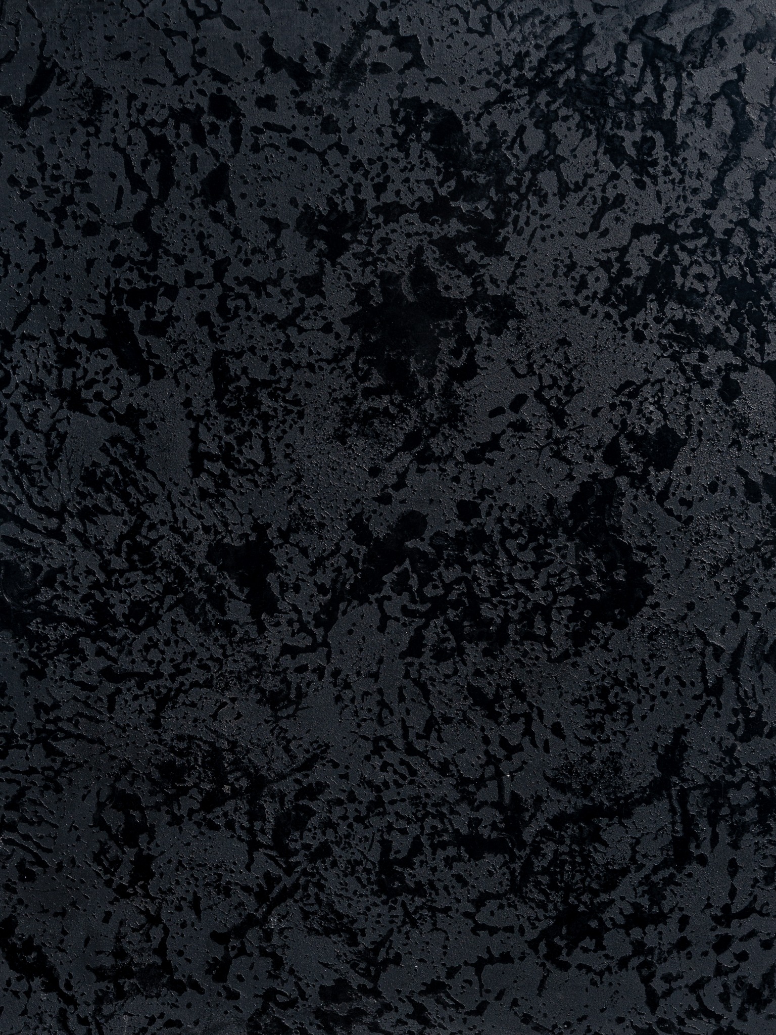 czarny beton pokryty drobno stiukiem który jest woskowany i polerowany idealny na ścianę z TV