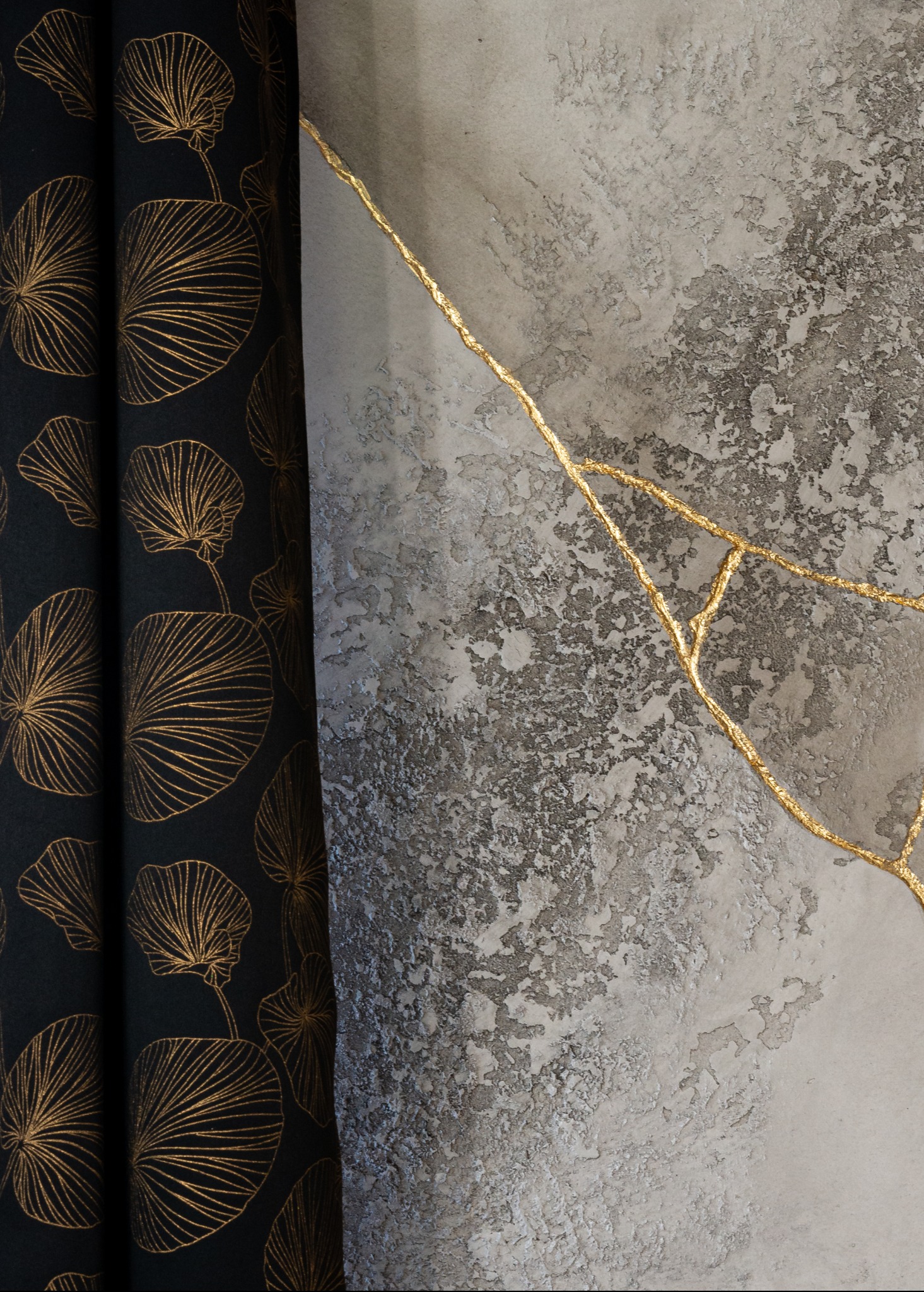 biały beton z złotą żyłą