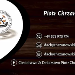 Wizytówka firmy dekarskiej i ciesielskiej Piotr Chrzanowski z logo przedstawiającym skrzyżowane narzędzia ciesielskie na tle domu, numer telefonu, adres e-mail i odnośnik do profilu na Facebooku...