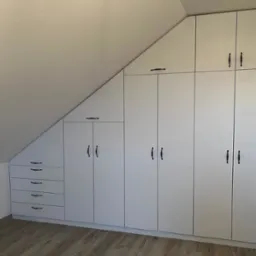 Szafa ubraniowa, na poddaszu.