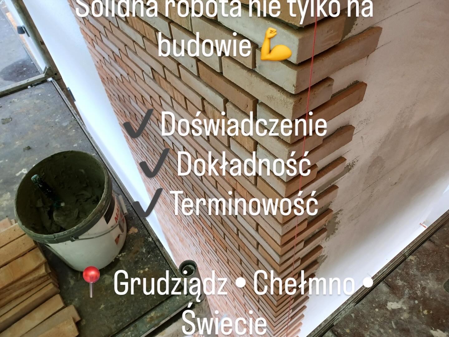 Układanie cegieł klinkierowych na ścianie wewnętrznej, z widocznym wiadrem zaprawy i napisem 'Solidna robota nie tylko na budowie'.