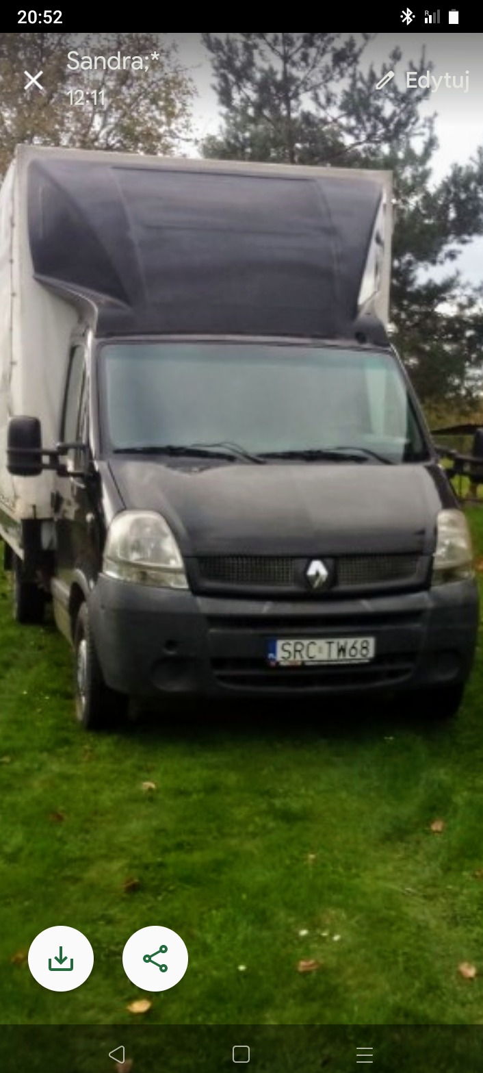Czarny samochód dostawczy Renault Master z wysoką zabudową na trawniku, widok z przodu, tablica rejestracyjna SRC TW68.