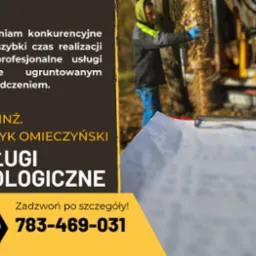 Pracownik w odzieży roboczej obsługuje wiertnicę geologiczną, w tle drzewa, na pierwszym planie fragment dokumentu na podkładce. Reklama usług geologicznych z numerem telefonu.