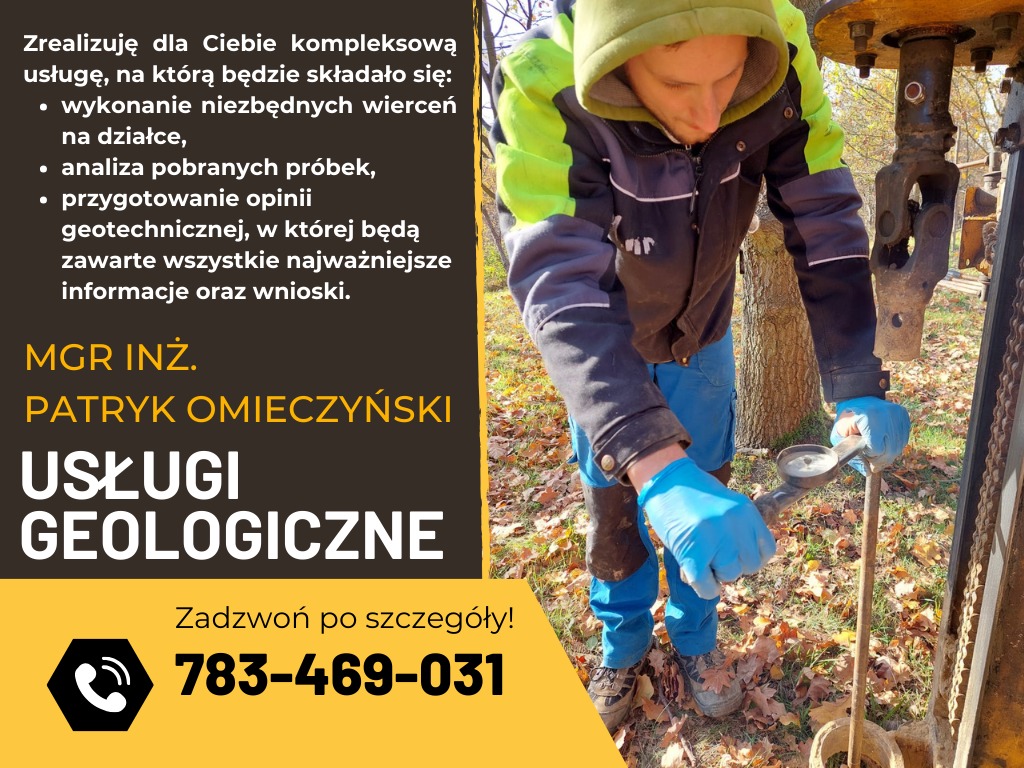 Młody mężczyzna w niebieskich rękawicach pobiera próbkę gleby z wiertnicy, na tle jesiennego krajobrazu.