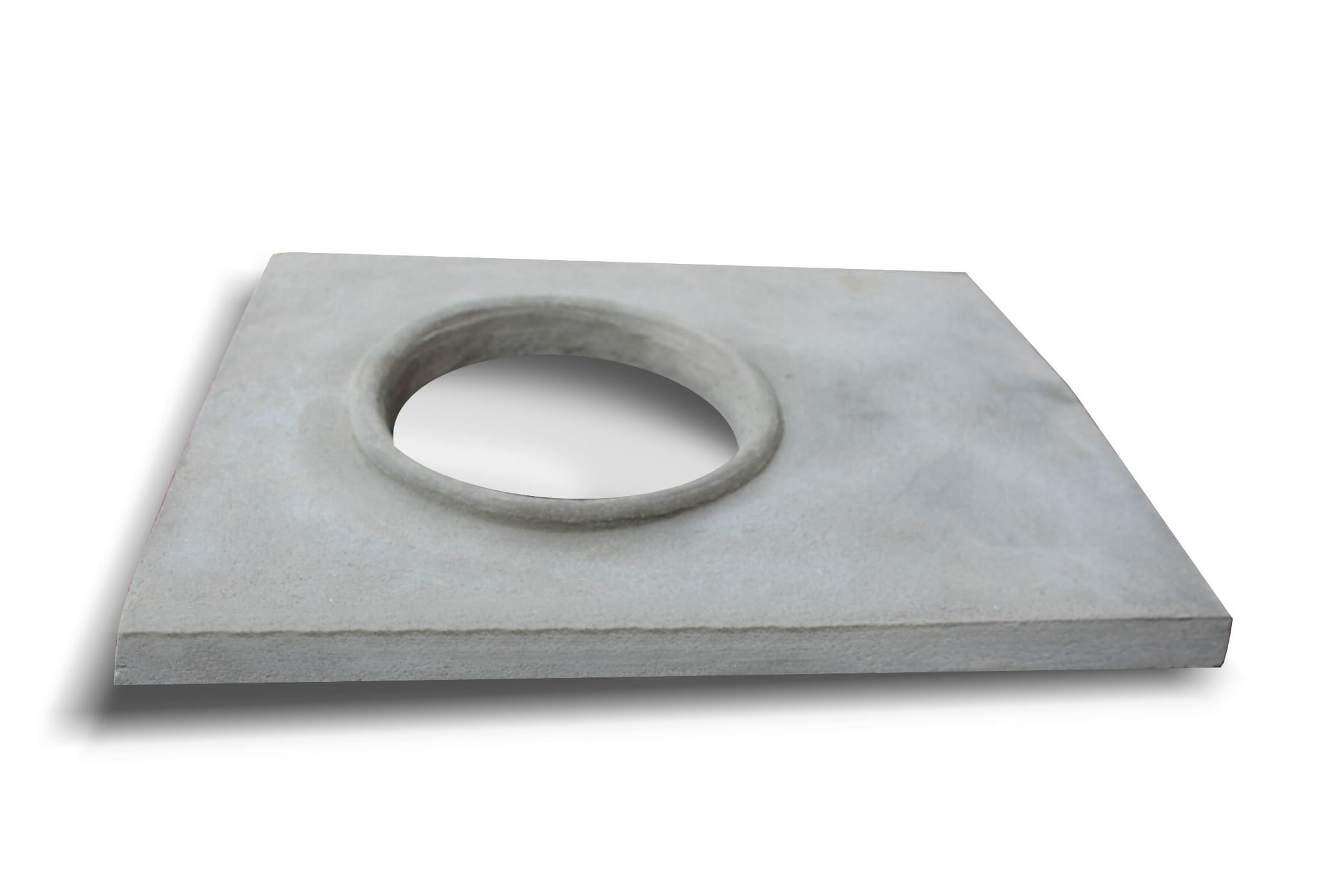 Kwadratowy element betonowy z okrągłym otworem pośrodku, leżący na białym tle, widoczny z boku.