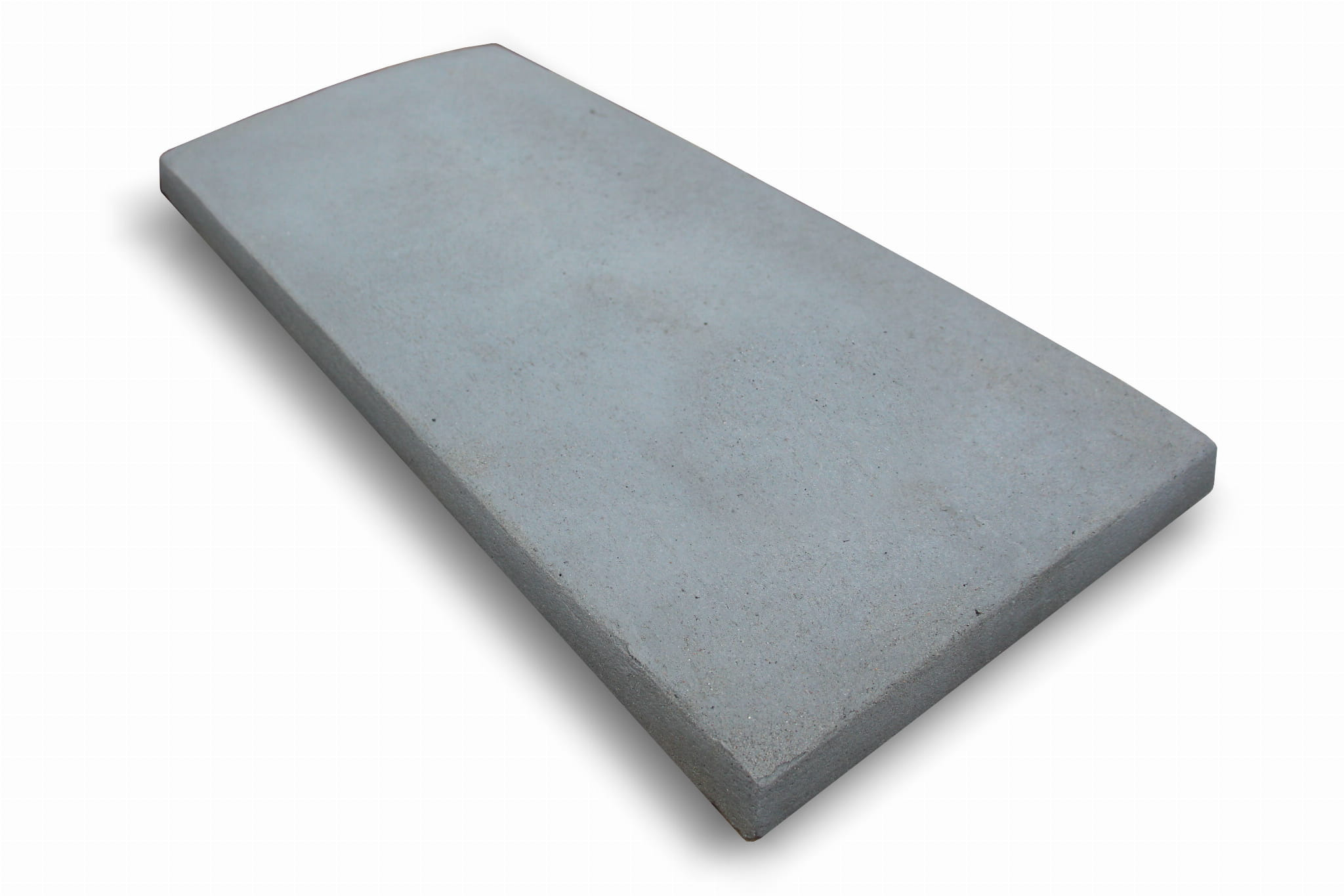 Szara, prostokątna płyta betonowa z zaokrąglonymi krawędziami, leżąca ukośnie na białym tle z widocznym cieniem.