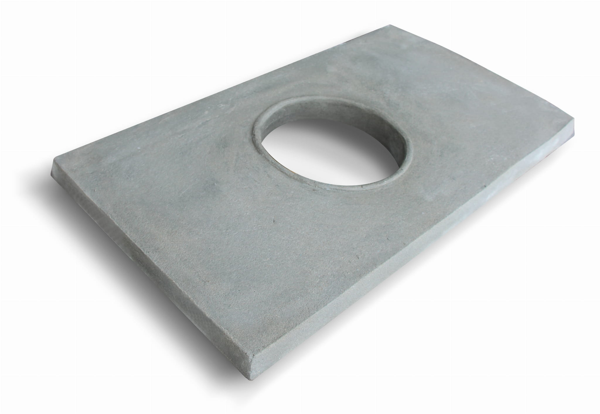 Szary, prostokątny element betonowy z otworem w kształcie elipsy pośrodku, leżący na białym tle.