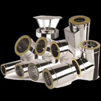 Zestaw elementów kominowych ze stali nierdzewnej z izolacją, widoczne kolanka, rury proste i zakończenie komina na czarnym tle.